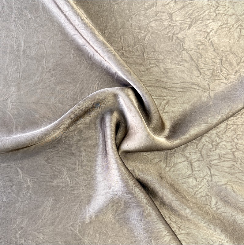 Qu'est-ce qui fait que le tissu TR infroissable résiste au froissement ?